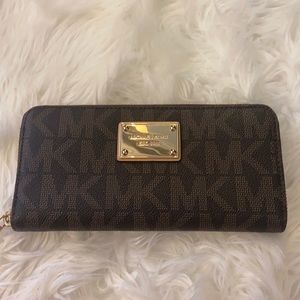 Michael Kors Zipped wallet